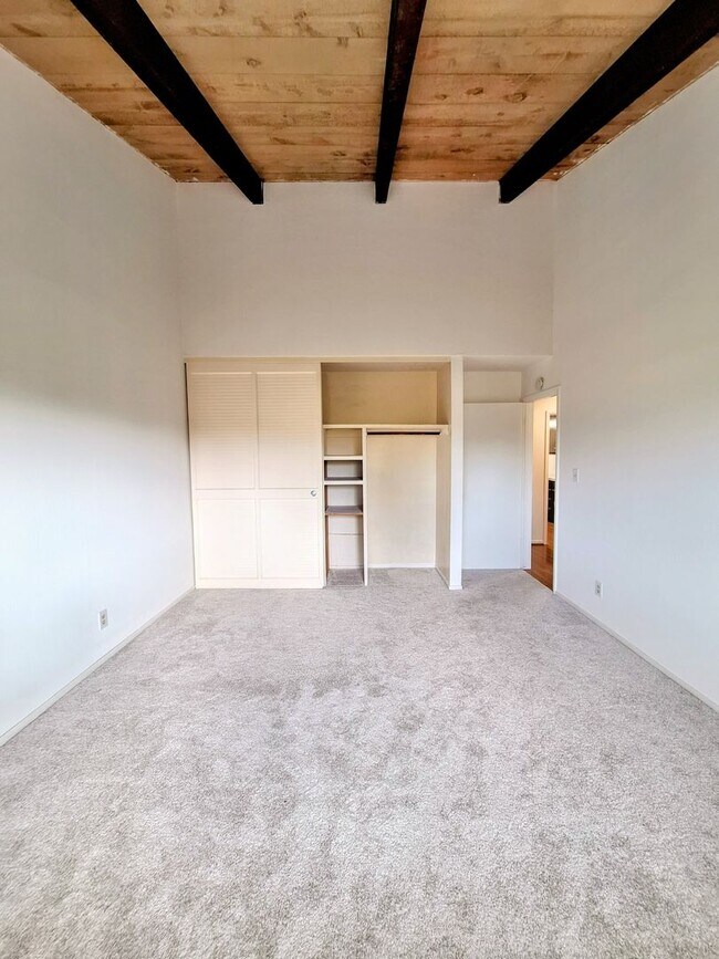 Building Photo - Spacious Second Floor 1bd Condo in Great P...