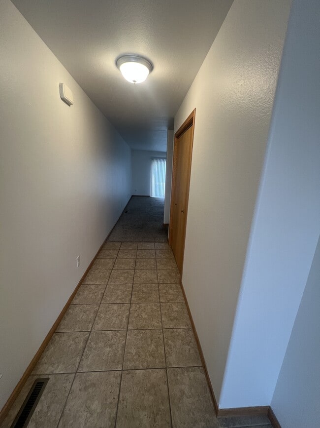 Building Photo - 4281 Estate Dr S