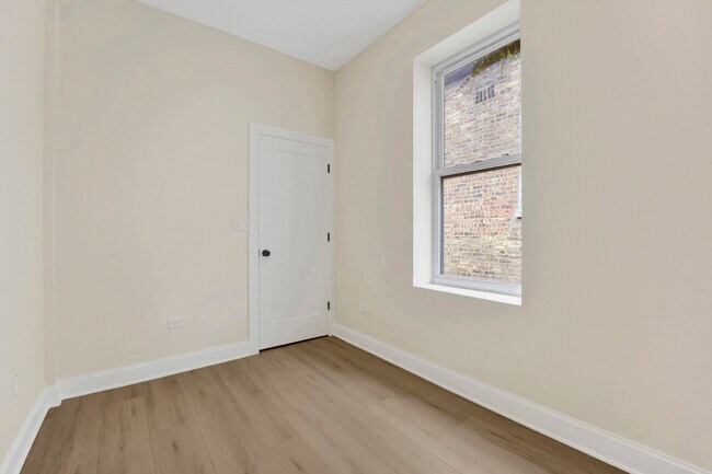 Building Photo - 2021 W Shakespeare Ave