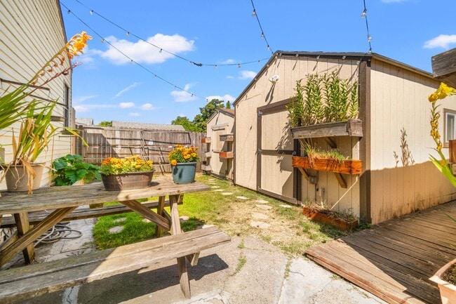 Building Photo - Charming Oakland Oasis with Detached Works...
