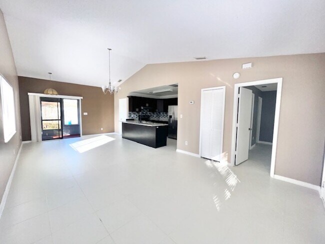 Building Photo - Orlando - 2 Bedroom, 2 Bathroom - $1,945.00