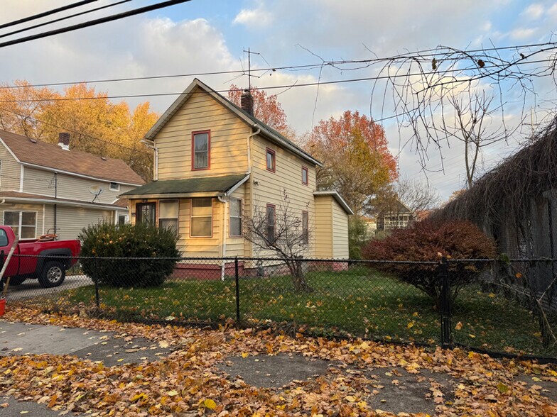 Primary Photo - 1061 Raymond St