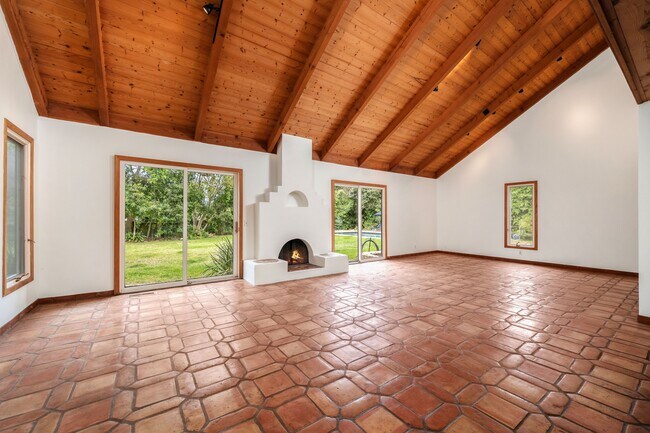 Building Photo - 1539 Miramar Ln