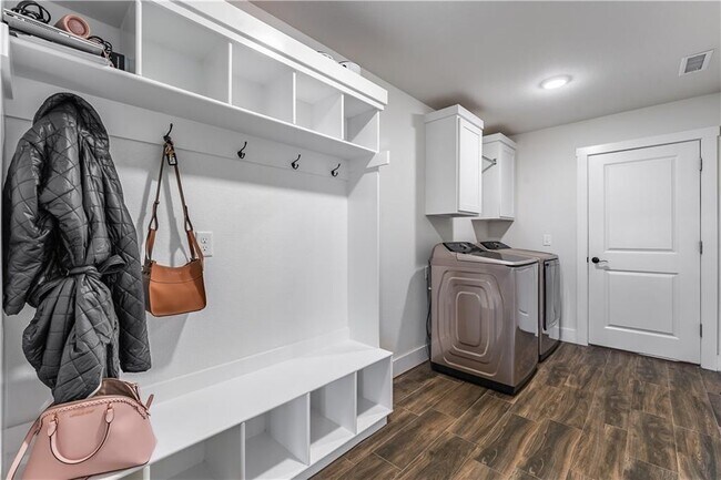 Building Photo - 707 W Jillian St