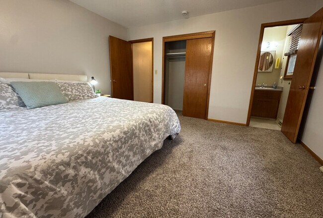 Building Photo - 202 NW Sharmin Dr