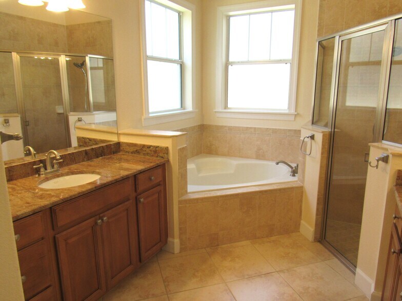 primary bath 2 - 3435 Torre Blvd