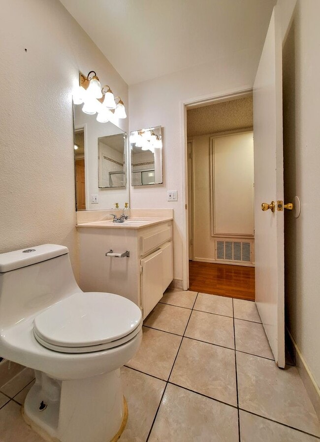 Building Photo - Beautiful 2bd Condo In Gated Community With Pool, Gym, and On-site Laundry