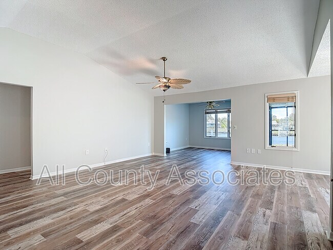 Building Photo - 1007 S Pointe Alexis Dr