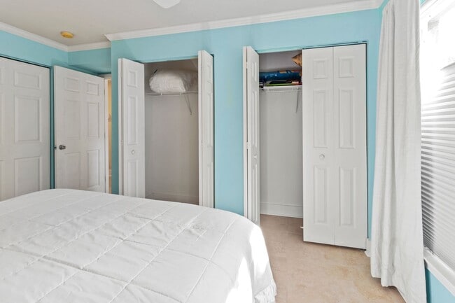 Building Photo - 2BR | 2Bath Central Sarasota Townhouse