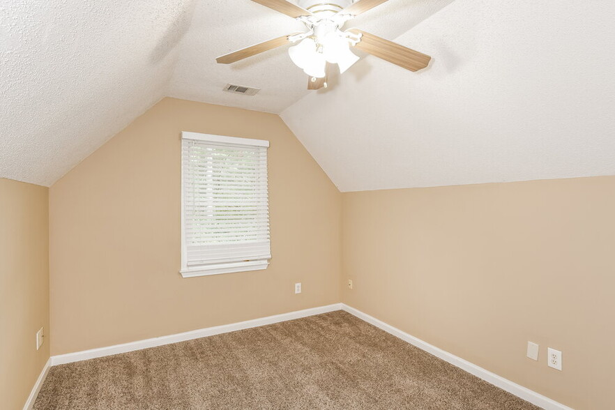 Building Photo - 16 Camden Woods Pl