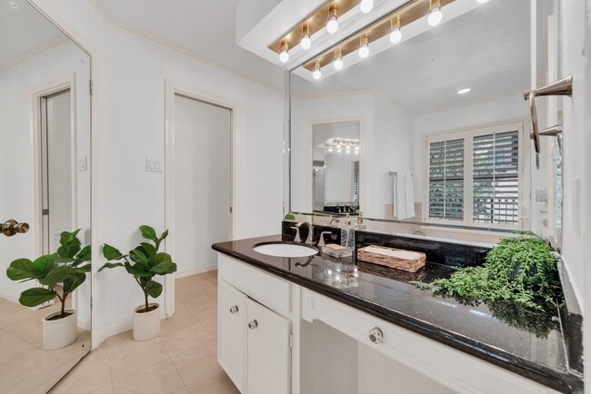 Building Photo - 2244 Sul Ross St