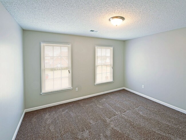 Building Photo - 4 Bed with bonus, 2.5 Bath near E Shelby D...