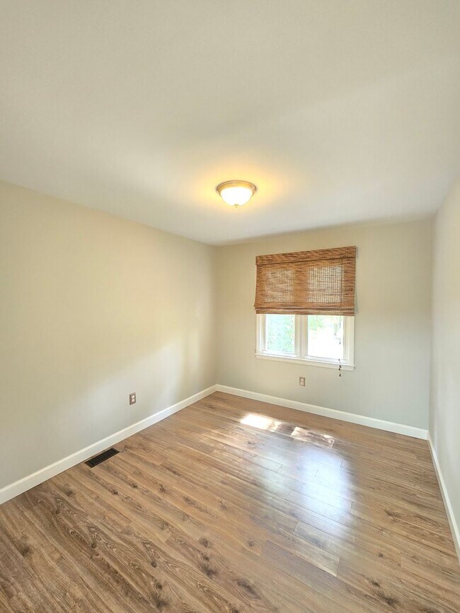 Building Photo - Located in desirable College Acres/Hillsdale area of Wilmington