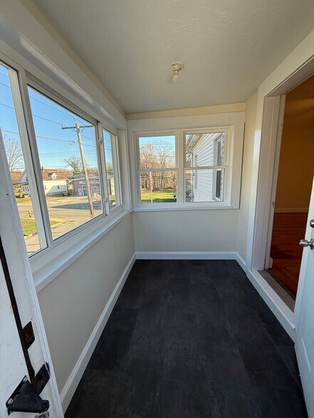 Building Photo - 95 Lake St