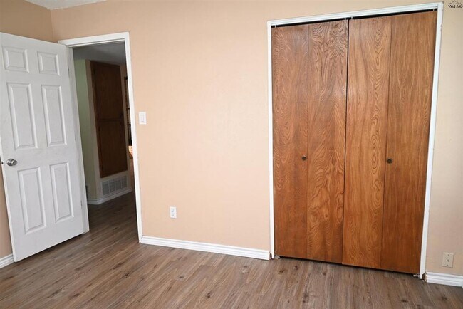 Building Photo - 4 bed 2 bath near SAFB.