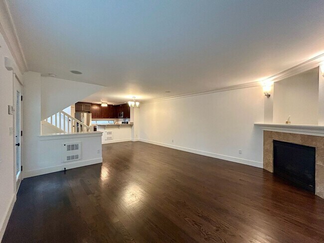 Building Photo - Queen Anne Townhouse