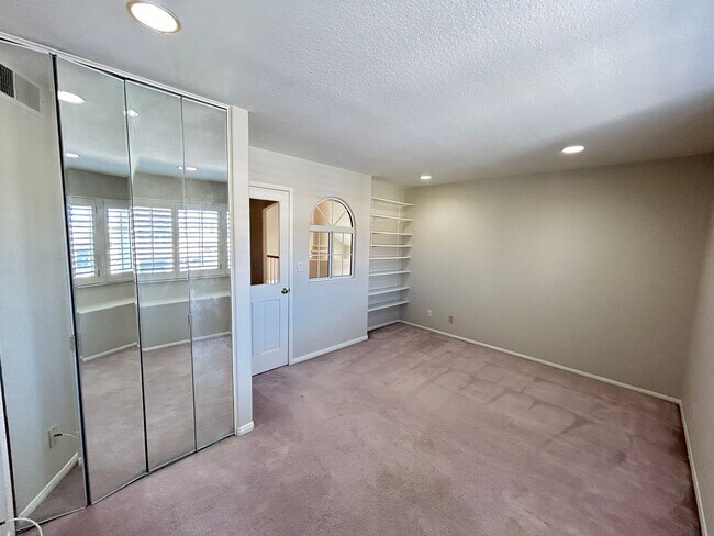 Building Photo - 8132 E Hillsdale Dr