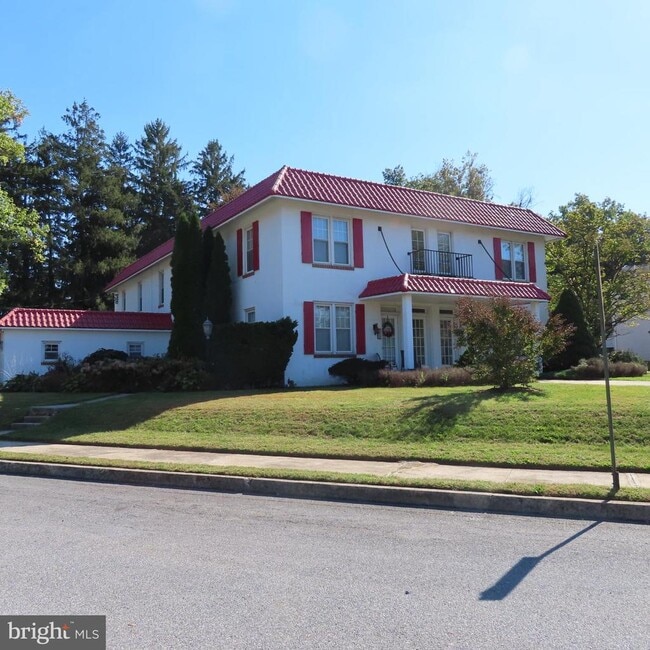 Building Photo - 302 S Coldbrook Ave