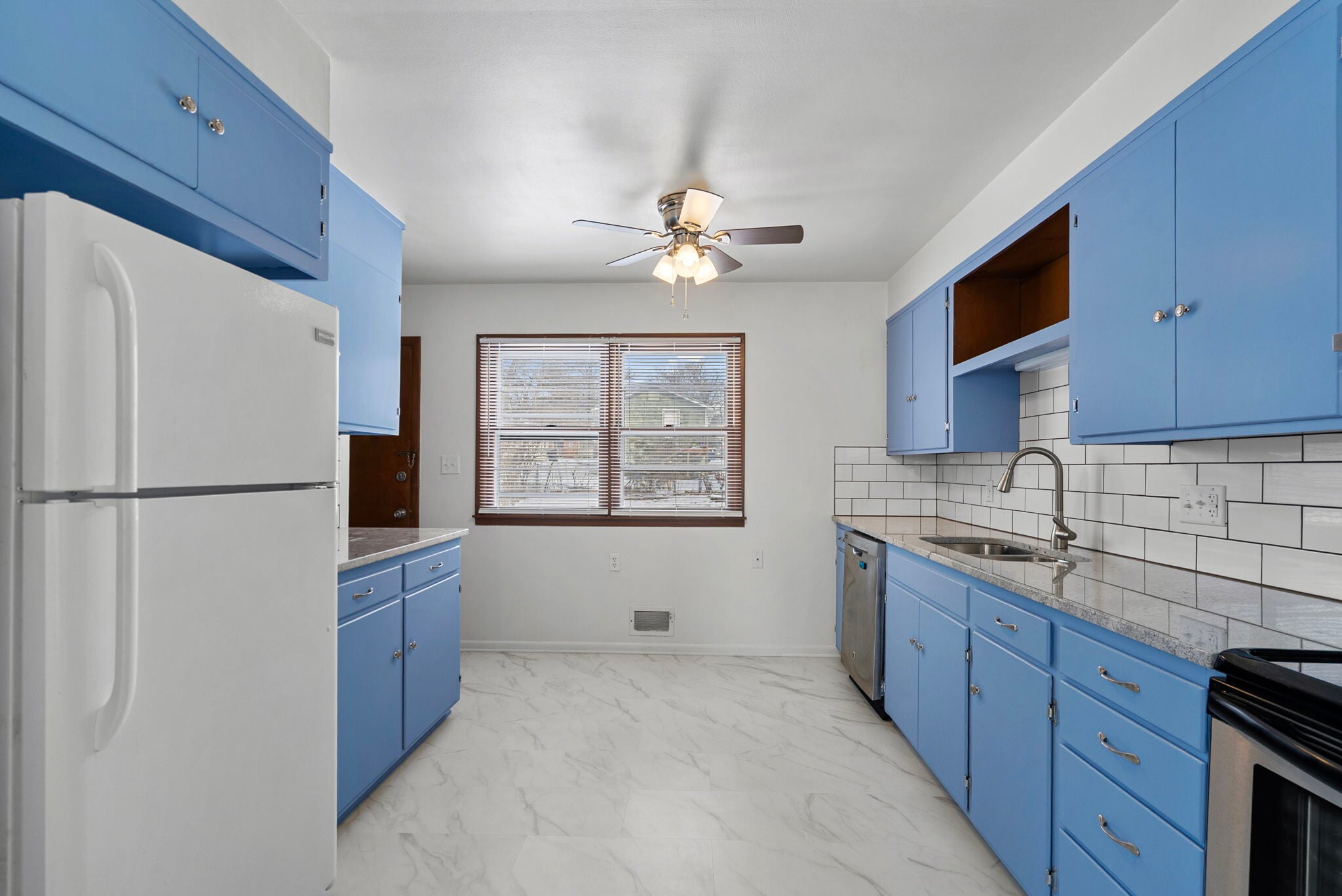 Building Photo - 906 E 84th St