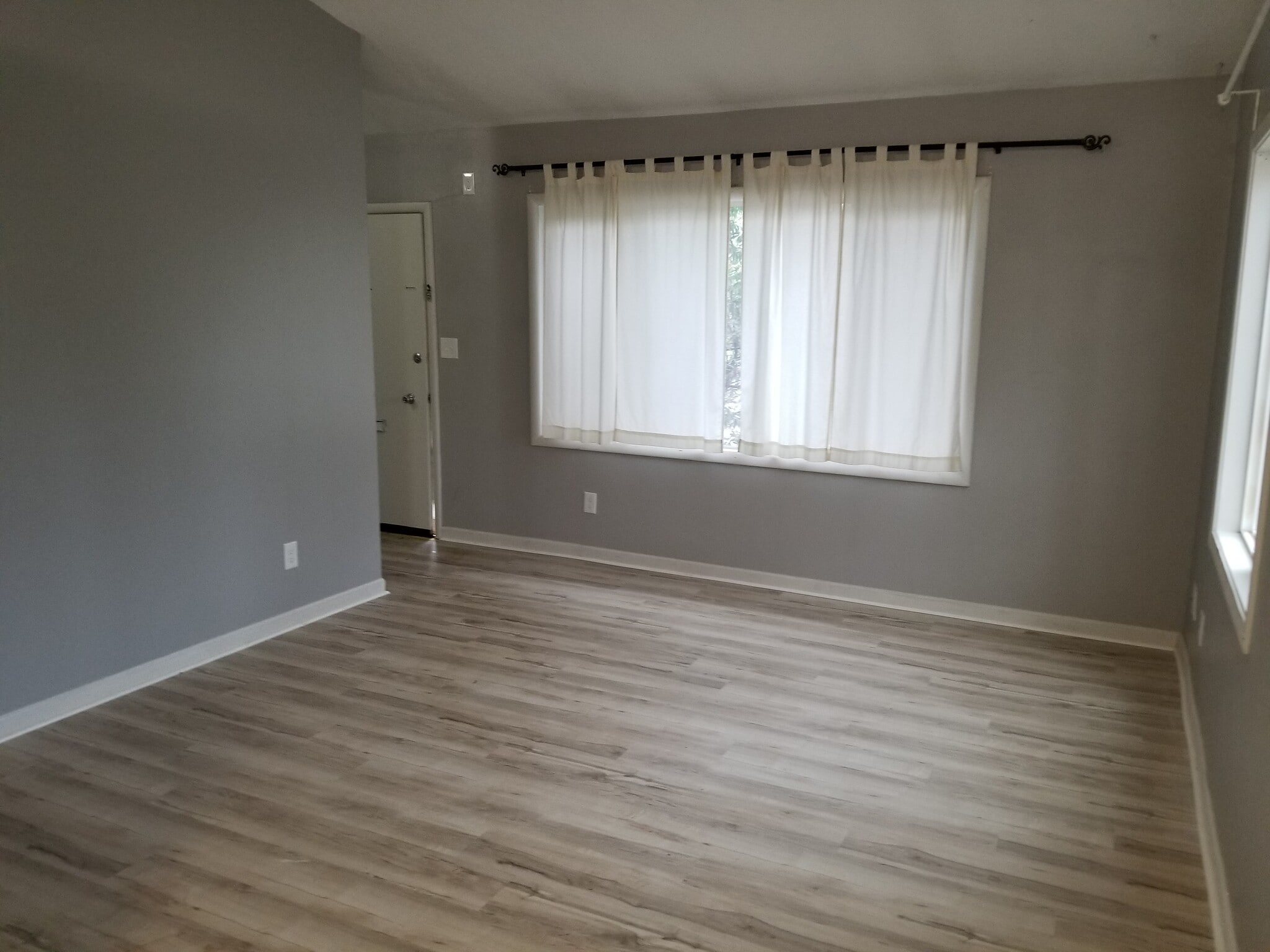 Spacious living room with vaulted ceilings. - 5442 -5448 SE Franklin St