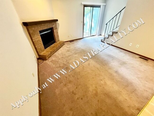 Building Photo - Spacious Duplex in Lee's Summit-Available ...