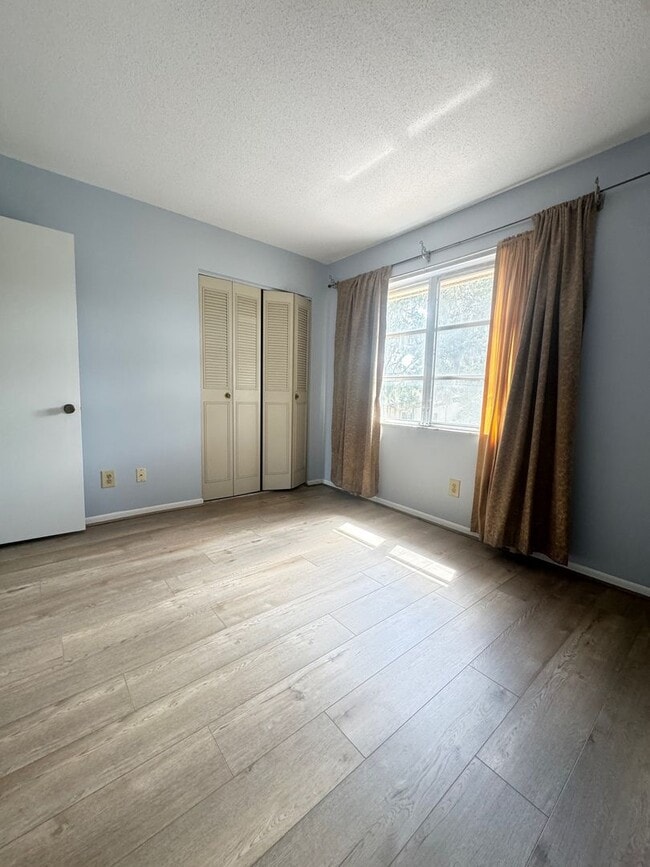 Building Photo - 210 Elliot Ave