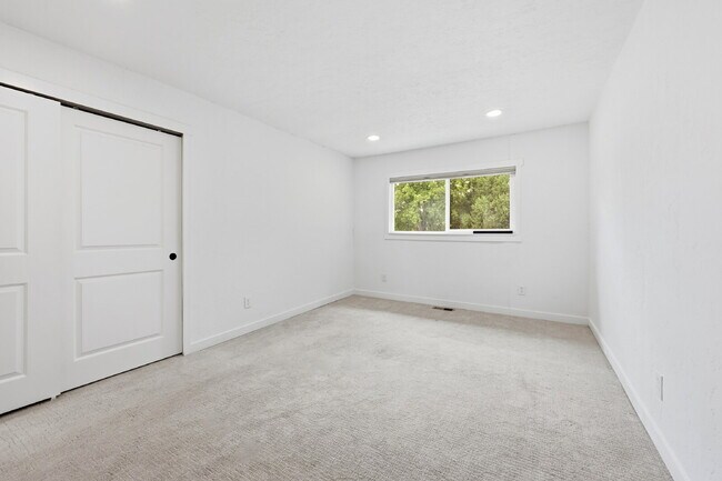 Building Photo - $2,595.95 - 3 Bed/2 Bath Home in Colorado Springs with Large backyard.