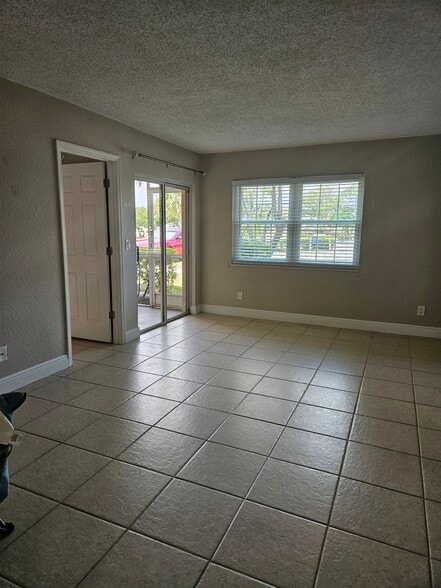 Building Photo - 1503 SE Royal Green Cir