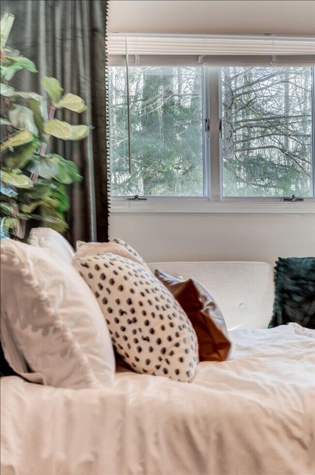 Building Photo - 441 Burlingham Rd