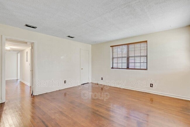 Building Photo - 5261 Quan Dr