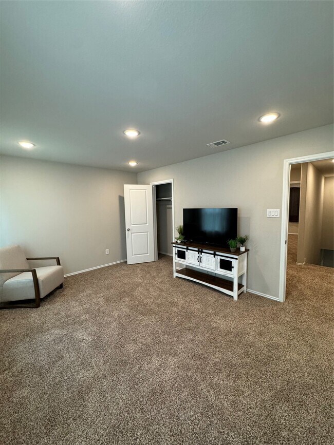 Building Photo - 710 Crystal River