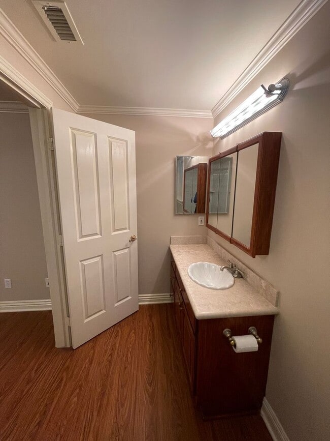 Building Photo - Freshly Remodeled 1 Bedroom 1 Bath Back House!