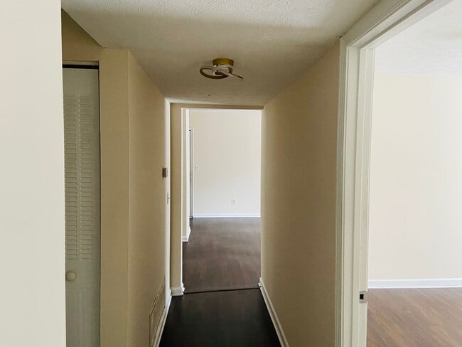 Building Photo - 3 bedrooms /2 bath Condo Available Now