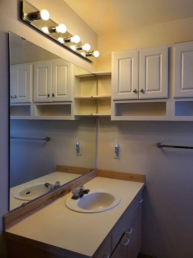 Building Photo - Great 3 bedroom home available now!