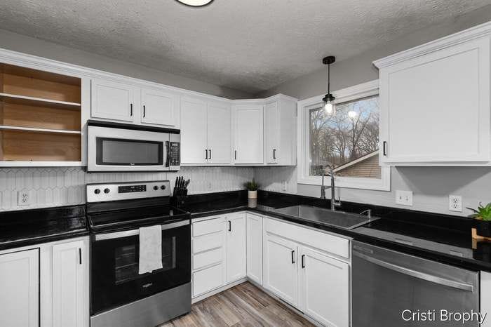 Building Photo - 952 Woodside Dr