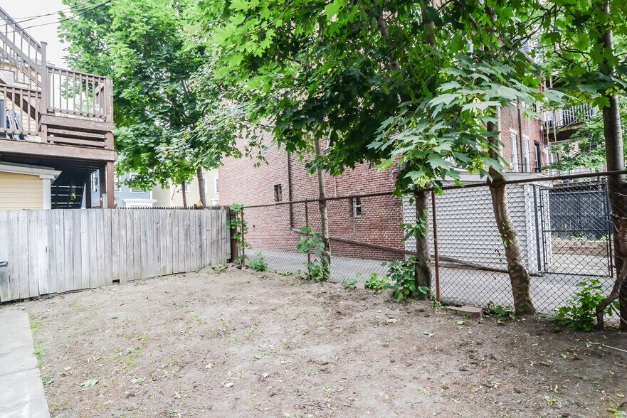 Building Photo - 546 E 8th St