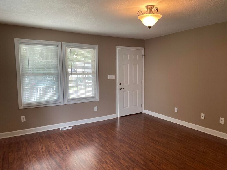 Living Room - 3309 Godfrey St