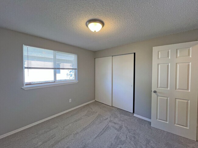 Building Photo - Charming Immaculate Three Bedroom Rambler in Tacoma