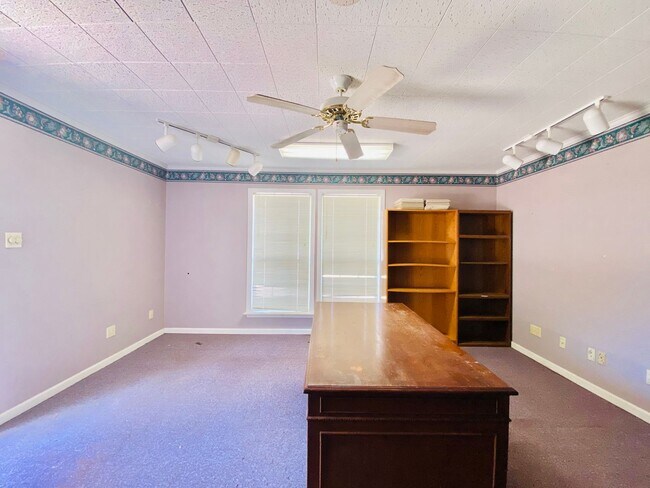 Building Photo - Charming 3 bed/2 bath home near Camellia B...