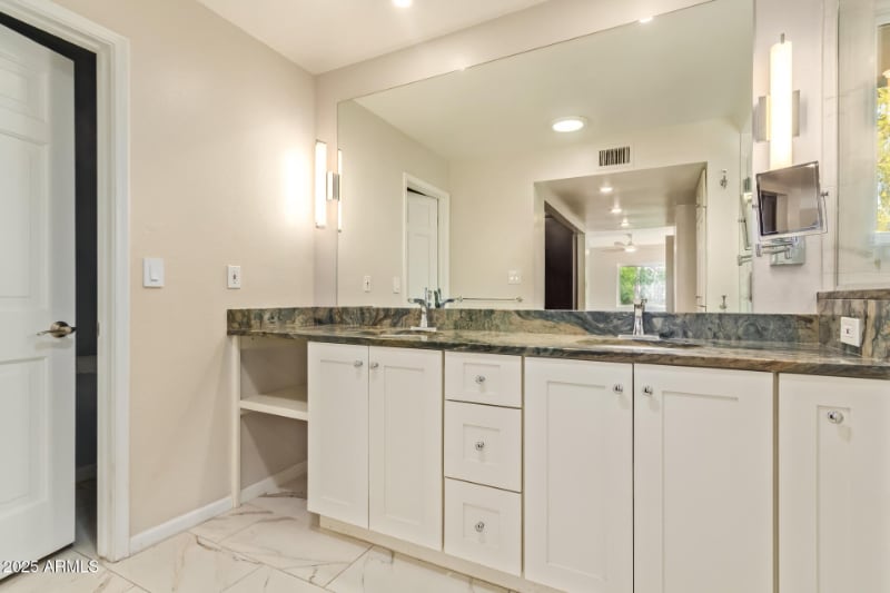 Building Photo - 5730 N Scottsdale Rd