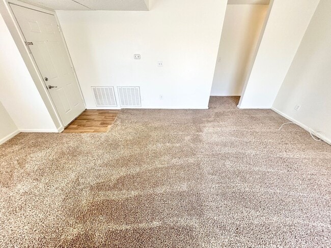 Building Photo - ADORABLE UPSTAIRS CONDO! 2 BEDROOM / 2 FUL...