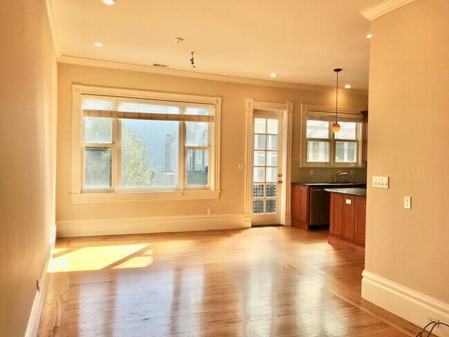 Building Photo - Handsome, Recently Renovated, 3BR/2BA Pac ...