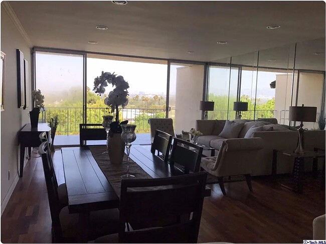 Building Photo - Stunning apartment in Baldwin Hills