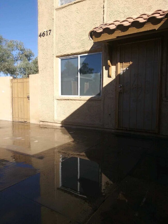 Building Photo - Fantastic 2 bedrooms and 1 bathroom Townhouse for Lease