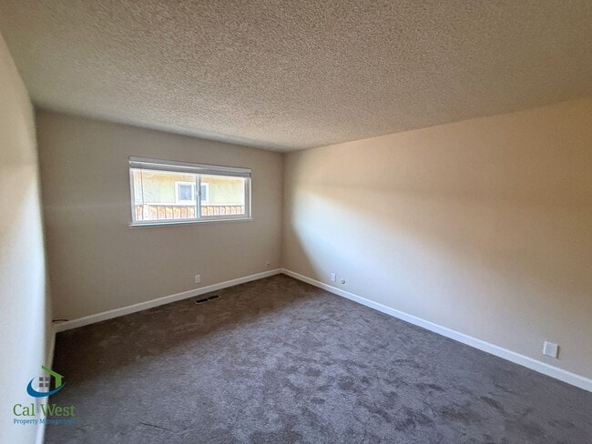 Building Photo - 5863 Hillview Ave