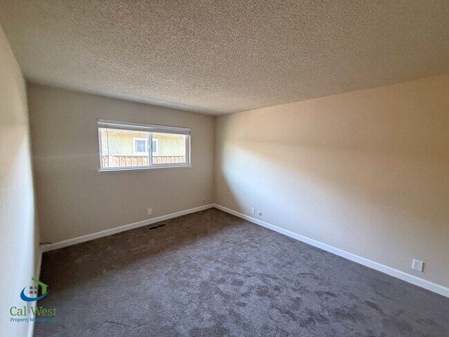 Building Photo - 5863/5865 Hillview Ave.