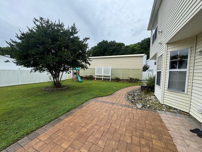 Building Photo - Spacious Three Bedroom Home