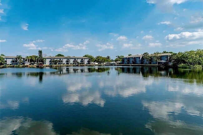 Building Photo - 11485 Oakhurst Rd