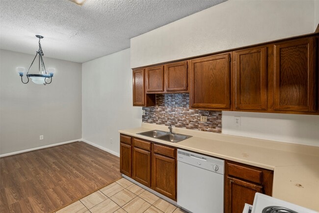 Building Photo - 7120 Deer Creek Ct