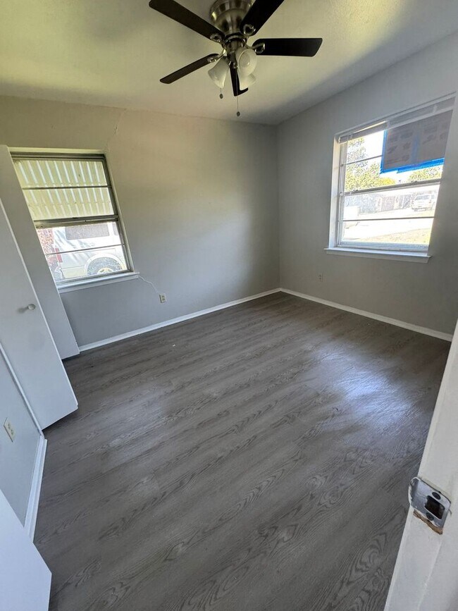 Building Photo - 2604 Timberlake Dr